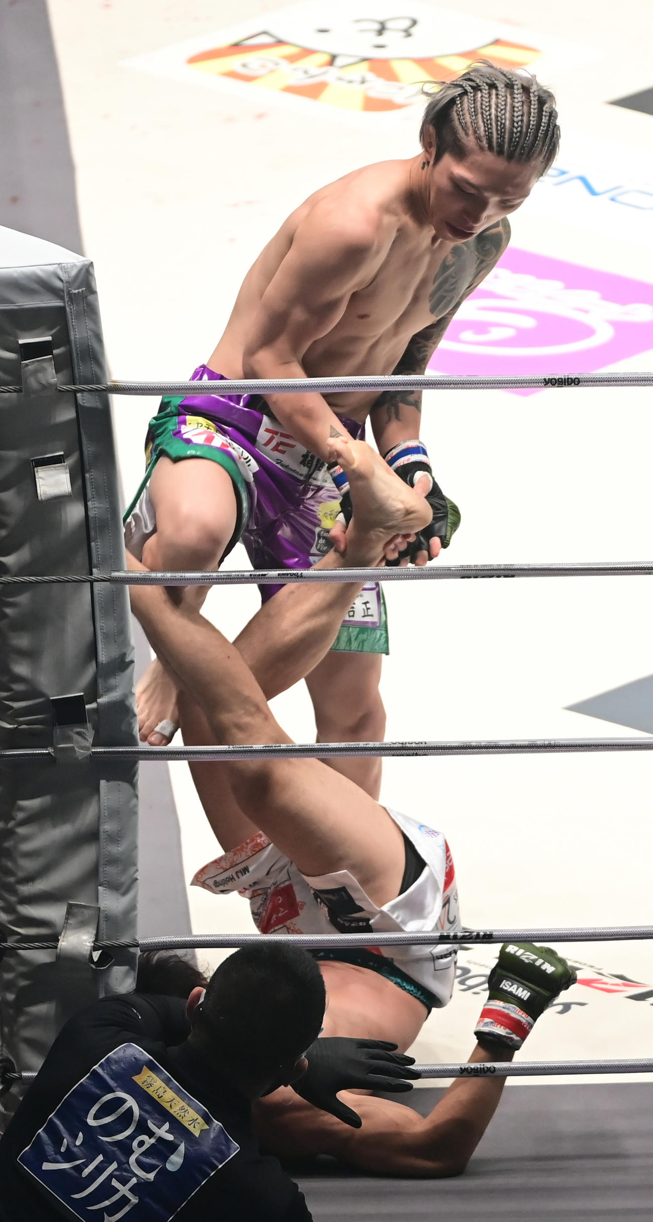 中村対伊藤　1回、コーナーに倒れ込んだ中村（手前）を攻める伊藤（撮影・小沢裕）
