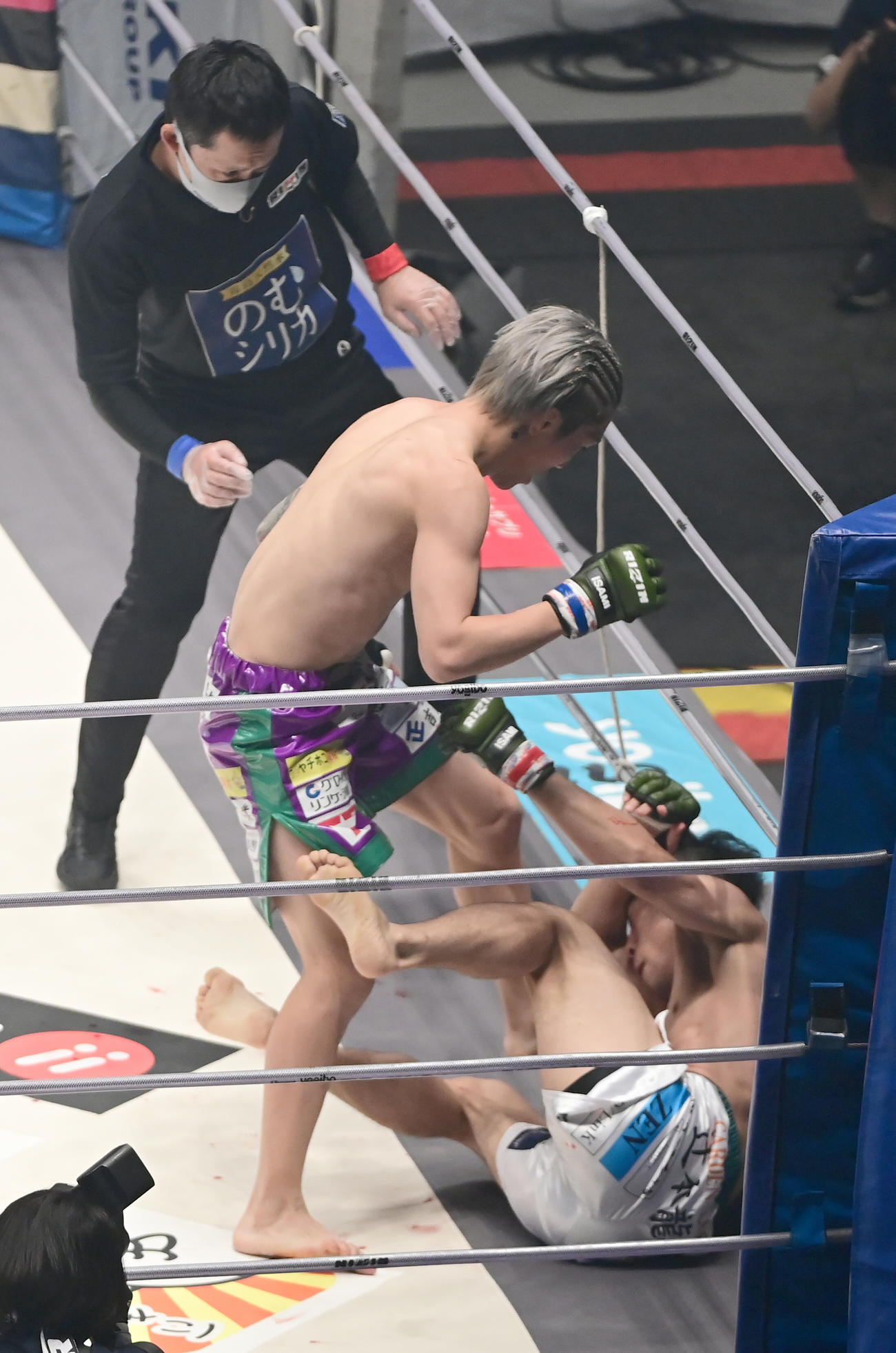中村対伊藤　1回、リングに倒れ込んだ中村（右）にキックを浴びせる伊藤（撮影・小沢裕）