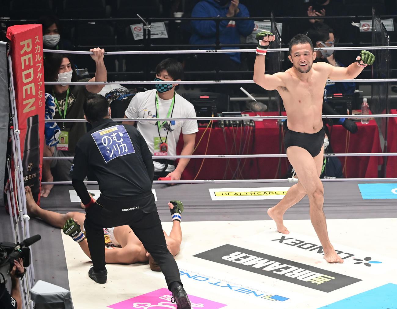 中村対新居　1回、腕十字で新居（左）を破る中村（撮影・小沢裕）
