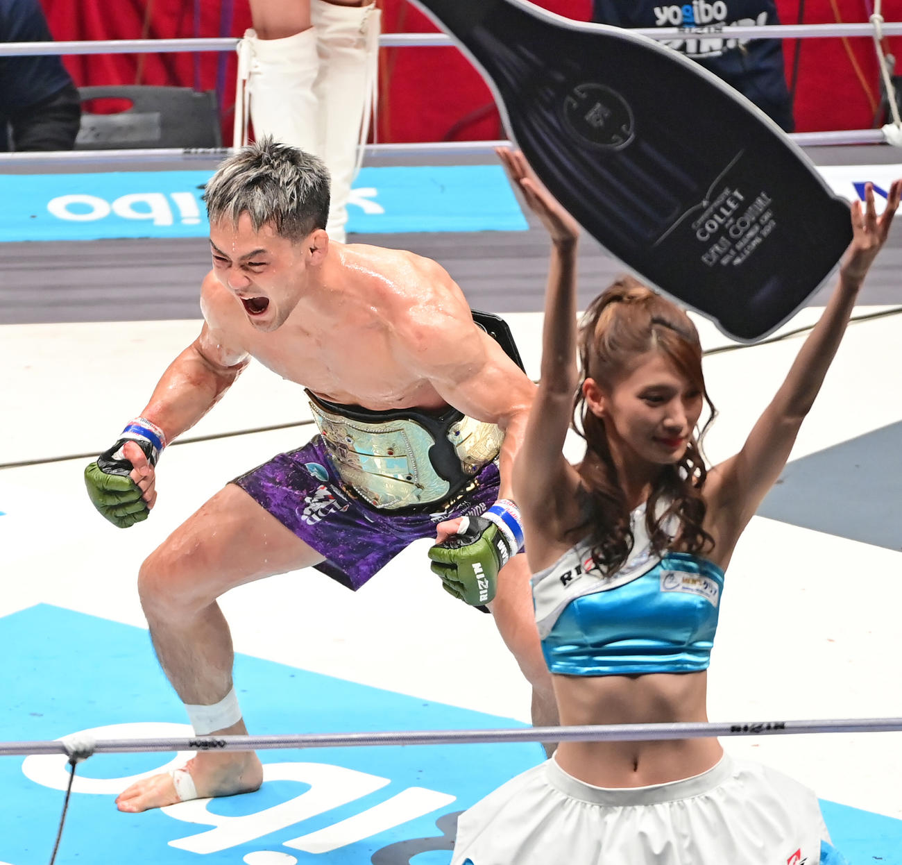 シャンパンファイトを終え記念撮影で雄たけびを上げる牛久（撮影・小沢裕）