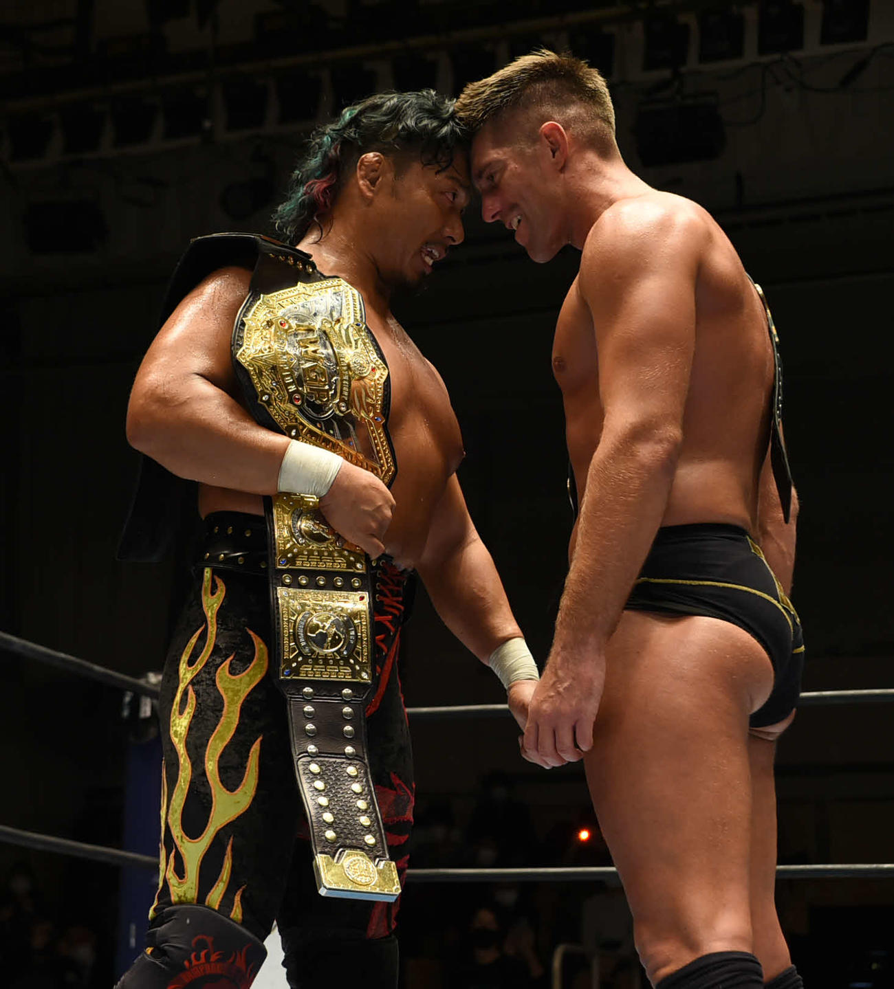 試合後、鷹木信悟（左）とにらみ合うザック・セイバーJr．（新日本プロレス提供）