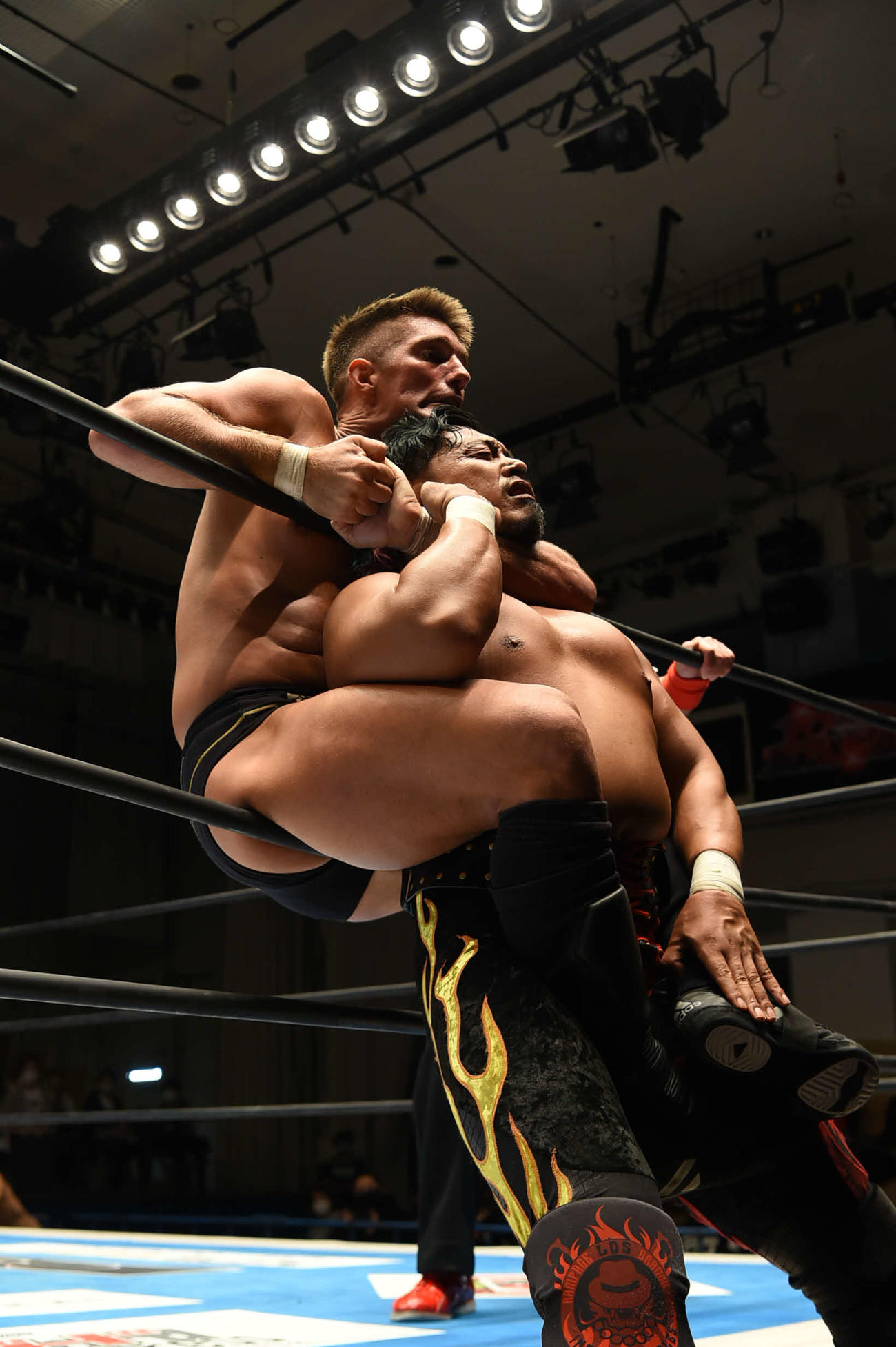 鷹木信悟（右）を絞め上げるザック・セイバーJr．（新日本プロレス提供）