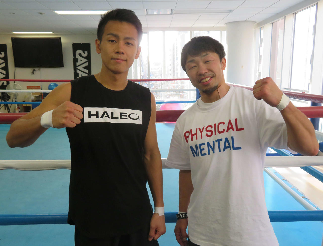 元世界3階級制覇王者八重樫トレーナー（右）が代表を務める事務所P＆B LAB．とマネジメント契約を結んだ元K－1スーパーバンタム級王者武居