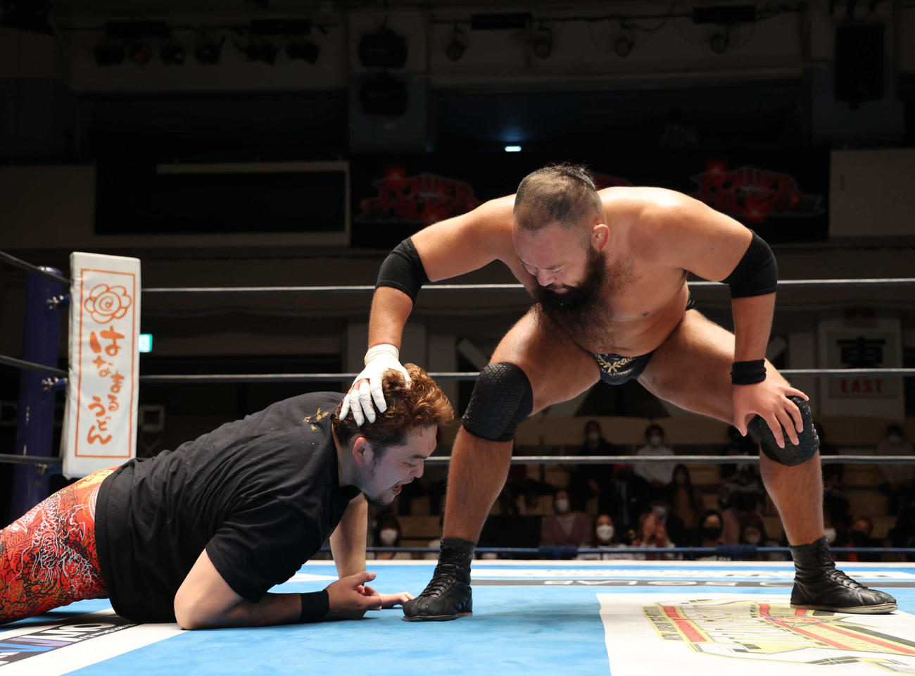 新日本プロレス後楽園大会　矢野通（左）に靴をなめさせようとするグレート・O・カーン（新日本プロレス提供）