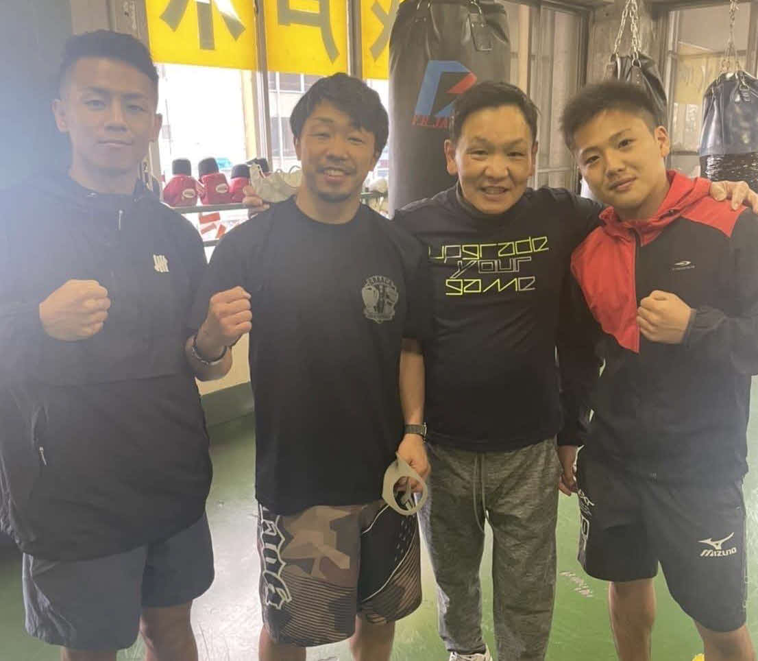 大橋会長の先輩、中島会長（左から3番目）のジムで水戸合宿を開始した武居（左端）、八重樫トレーナー（同2番目）、森（大橋ジム提供）