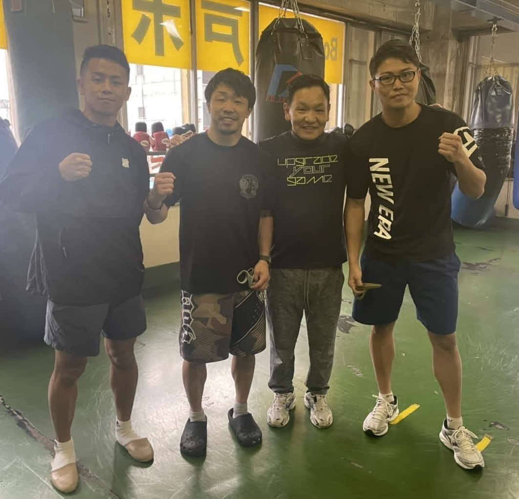 大橋会長の先輩・中島会長（左から3番目）のジムで水戸合宿に臨む武居（左端）、八重樫トレーナー（同2番目）、保田（大橋ジム提供）