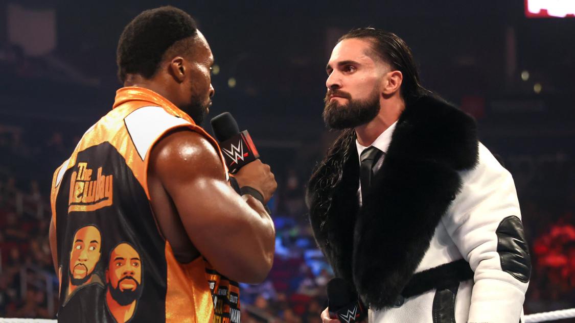 WWEヘビー級王者ビッグE（左）とにらみ合う次期挑戦者ロリンズ（Ｃ）2021 WWE, Inc. All Rights Reserved.