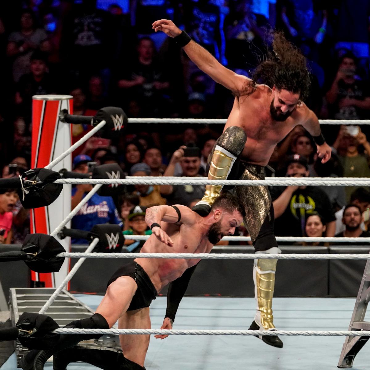 4WAY戦でベイラー（下）にカーブ・ストンプを決めるロリンズ（Ｃ）2021 WWE, Inc. All Rights Reserved.