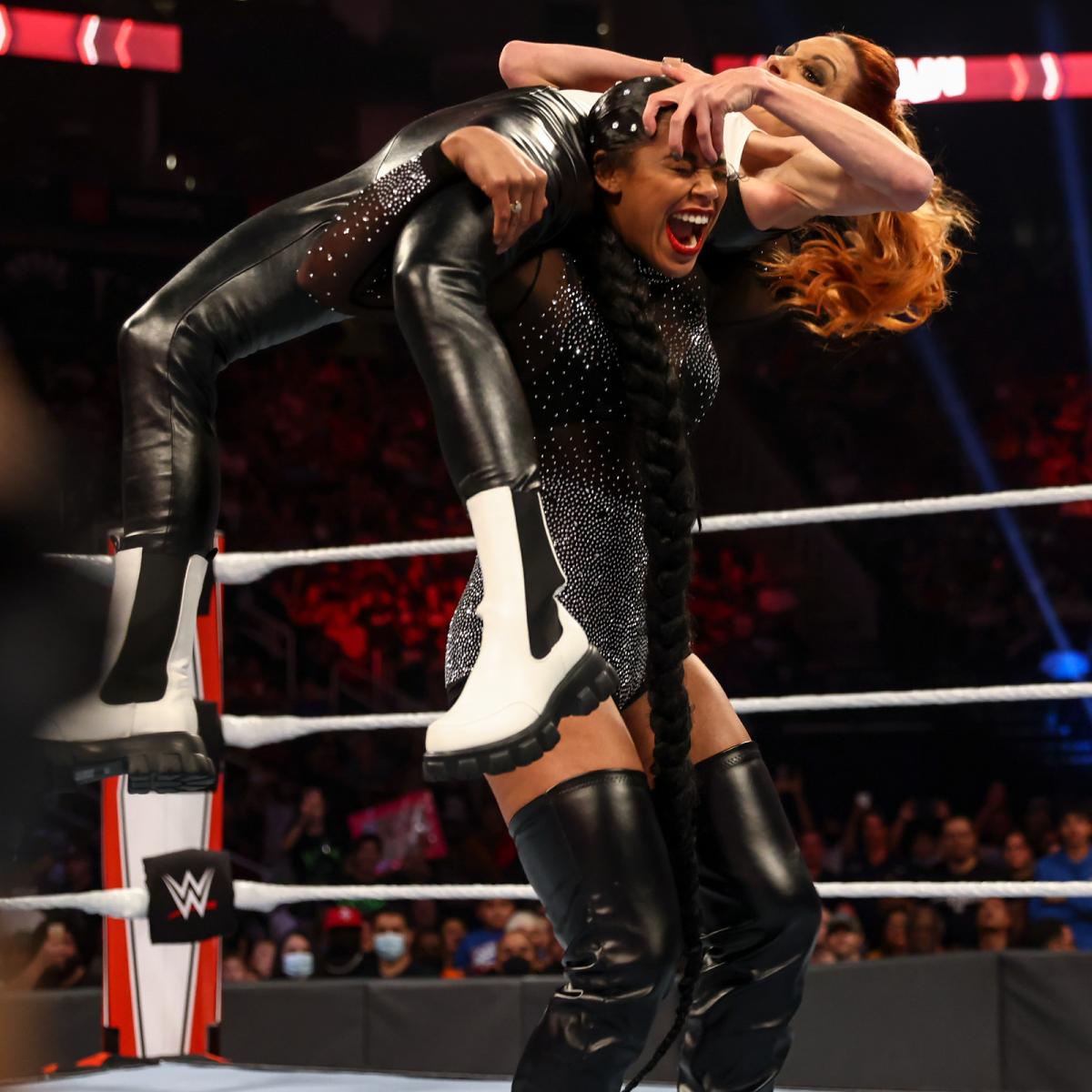 ブレア（下）にKODを狙われるロウ女子王者リンチ（C）2021 WWE, Inc. All Rights Reserved.