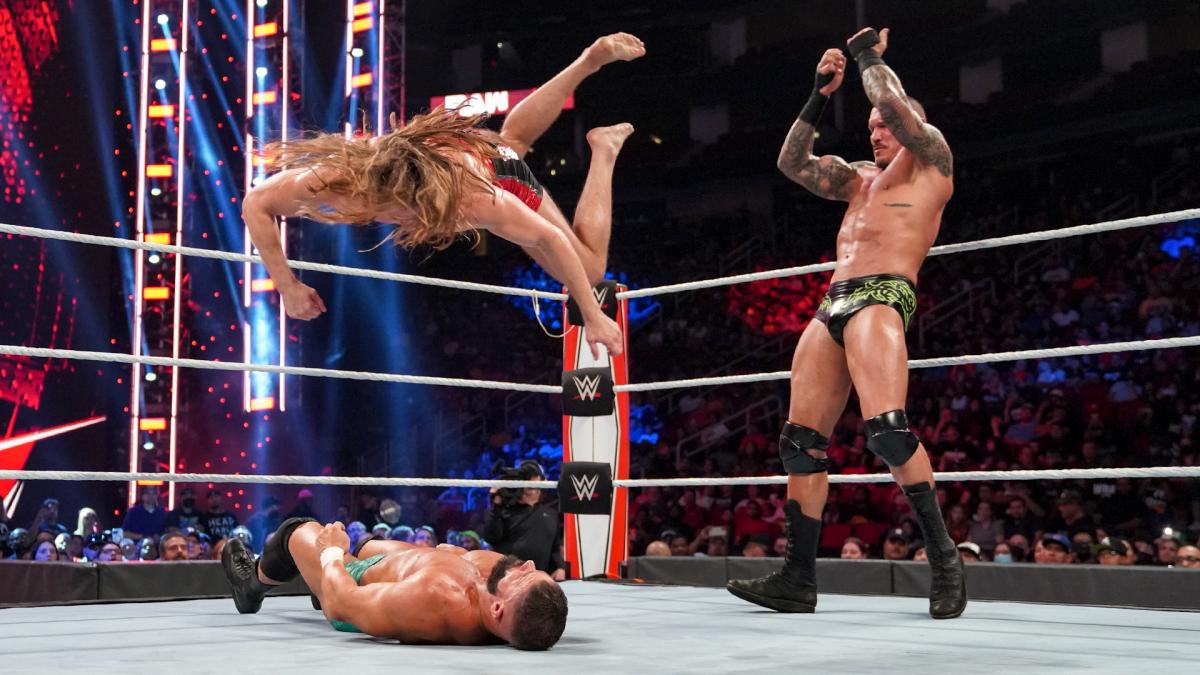 ロウ・タッグ王座戦でパートナーのリドル（左上）と連係技をみせたオートン（右端）。左下はルード(C)2021 WWE, Inc. All Rights Reserved.