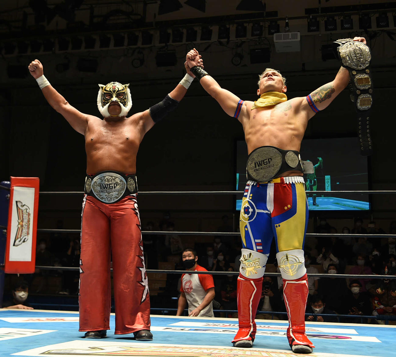 IWGPジュニアタッグ新王者に輝いたタイガーマスク（左）とロビー・イーグルス（新日本プロレス提供）