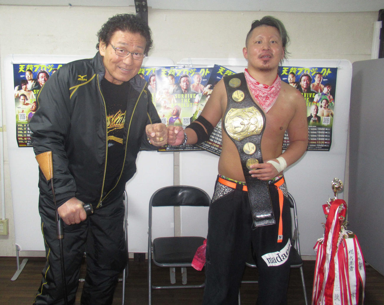 2度目の防衛を果たした拳剛（右）と天龍氏（撮影・勝部晃多）