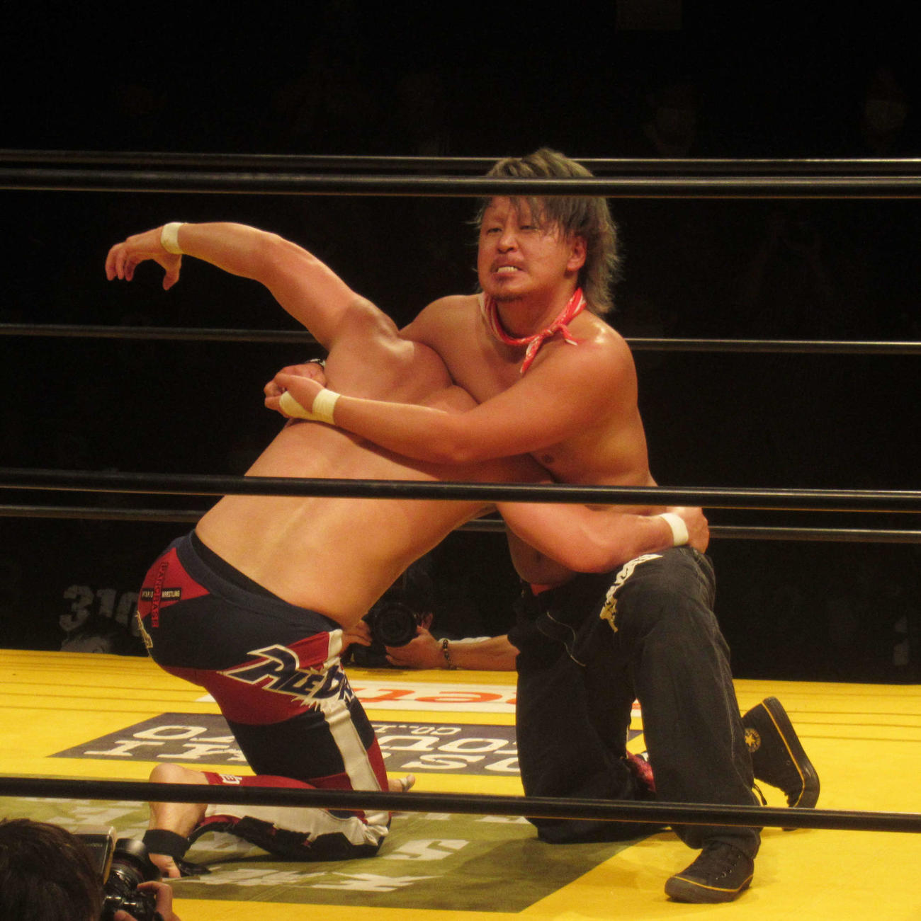 関節技を繰り出す拳剛（撮影・勝部晃多）