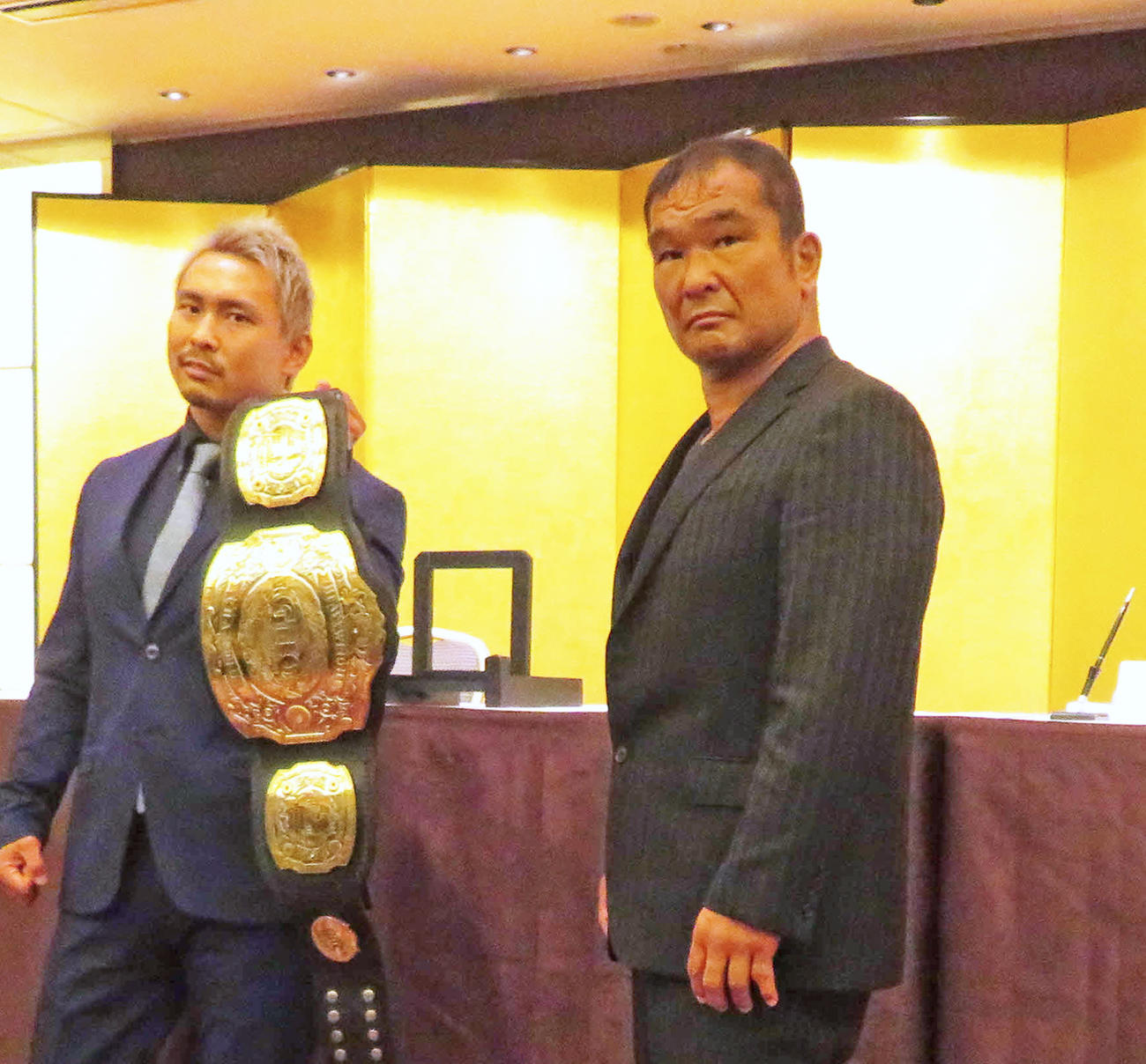 25日、プロレスリング・ノア福岡大会でのGHCヘビー級選手権試合の調印式を行った挑戦者・田中将斗（右）と王者・中嶋勝彦（撮影・松熊洋介）