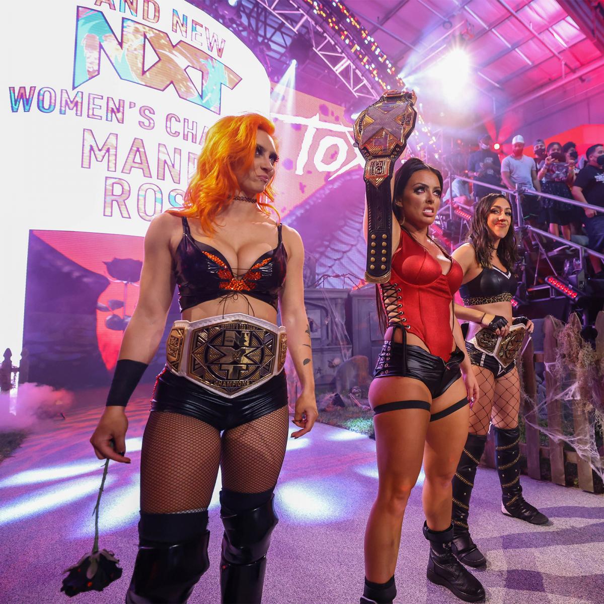 NXT女子王座ベルトを掲げたローズ（中央）、NXT女子タッグ王者のドリン（左端）とジェイン（C）2021 WWE, Inc. All Rights Reserved.