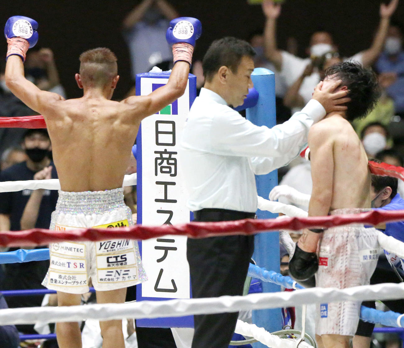 9月22日、10回TKOで矢吹（左）に敗れ、WBC世界ライトフライ級の王座から陥落した寺地（右）（2021年9月22日撮影）