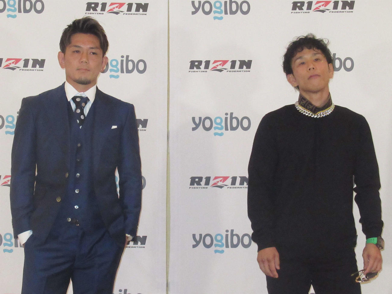 皇治（左）と祖根寿麻は目を合わせようとしなかった（撮影・勝部晃多）