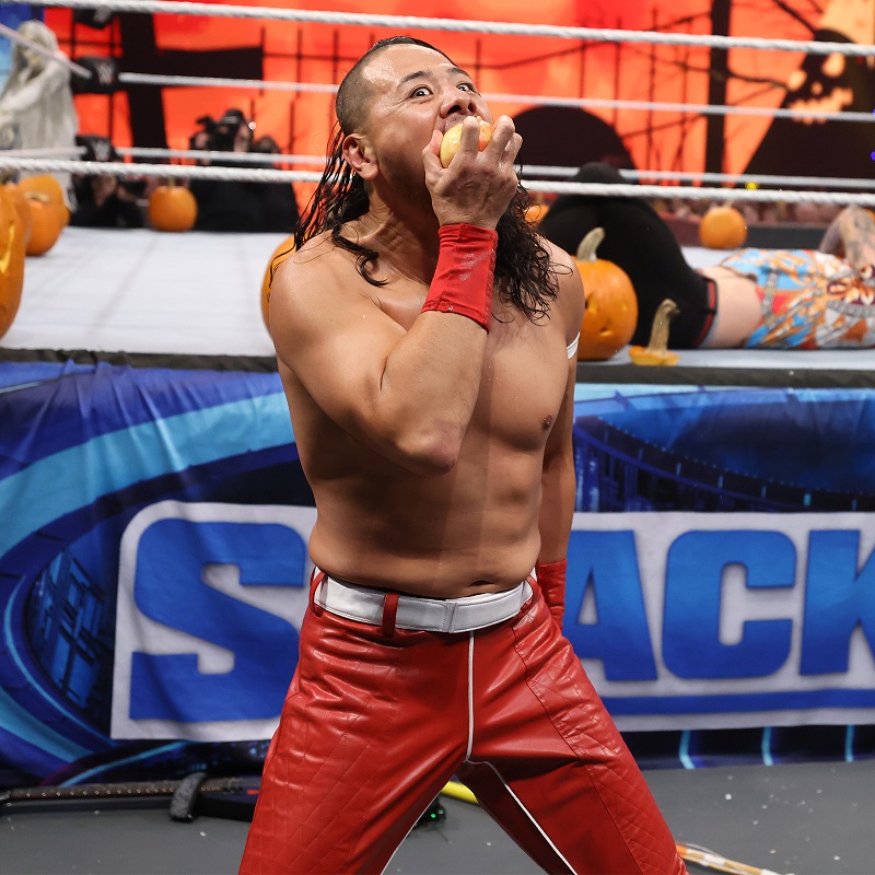 カボチャをかじる中邑（Ｃ）2021 WWE, Inc. All Rights Reserved.
