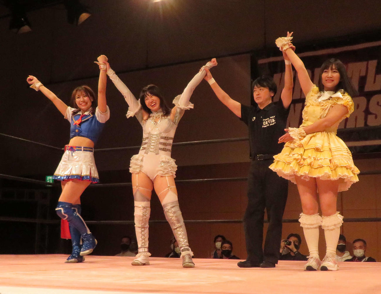 東京女子プロレス両国大会　6人タッグマッチで勝利した左から荒井優希、辰巳リカ、1人おいて、らく（撮影・松熊洋介）