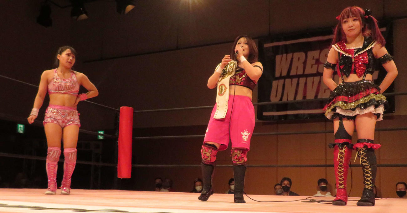 東京女子プロレス両国大会　試合後、リング上でマイクパフォーマンスを行う山下実優（中央）。左は渡辺未詩、右は伊藤麻希（撮影・松熊洋介）