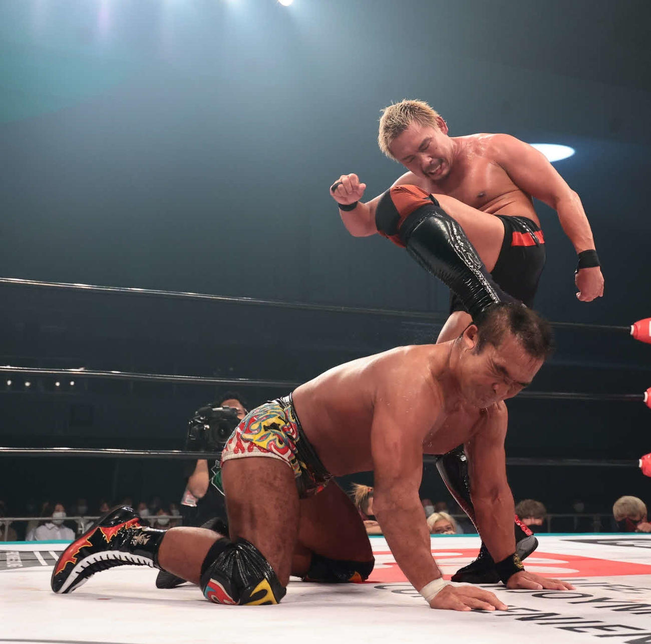 プロレスリング・ノア福岡大会　田中将斗に強烈な蹴りを浴びせる中嶋勝彦（プロレスリング・ノア提供）