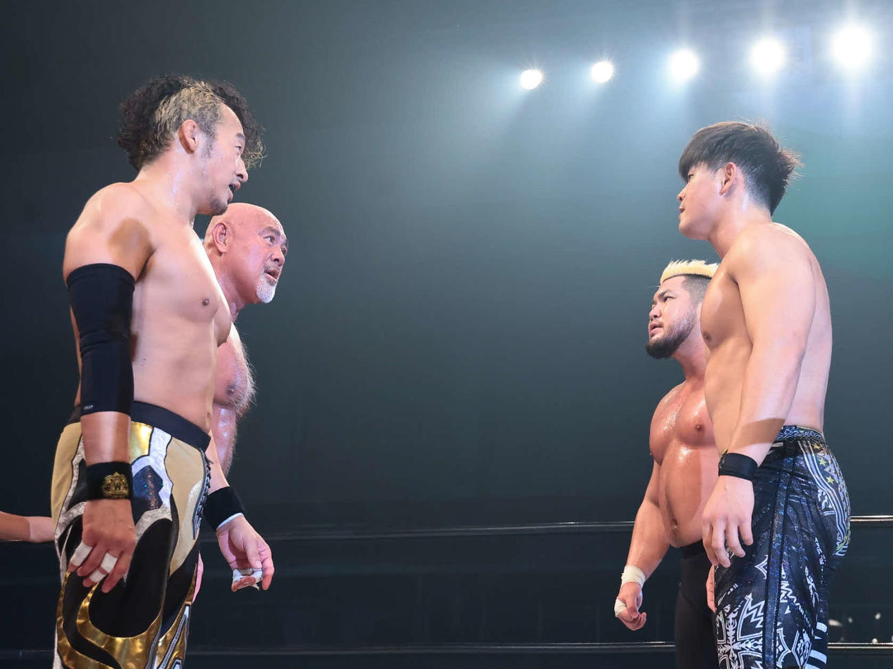 プロレスリング・ノア福岡大会　試合後にらみ合う左から丸藤正道、武藤敬司、マサ北宮、清宮海斗（プロレスリング・ノア提供）