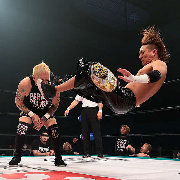 NOSAWA論外にドロップキックを決めるHAYATA（プロレスリング・ノア提供）