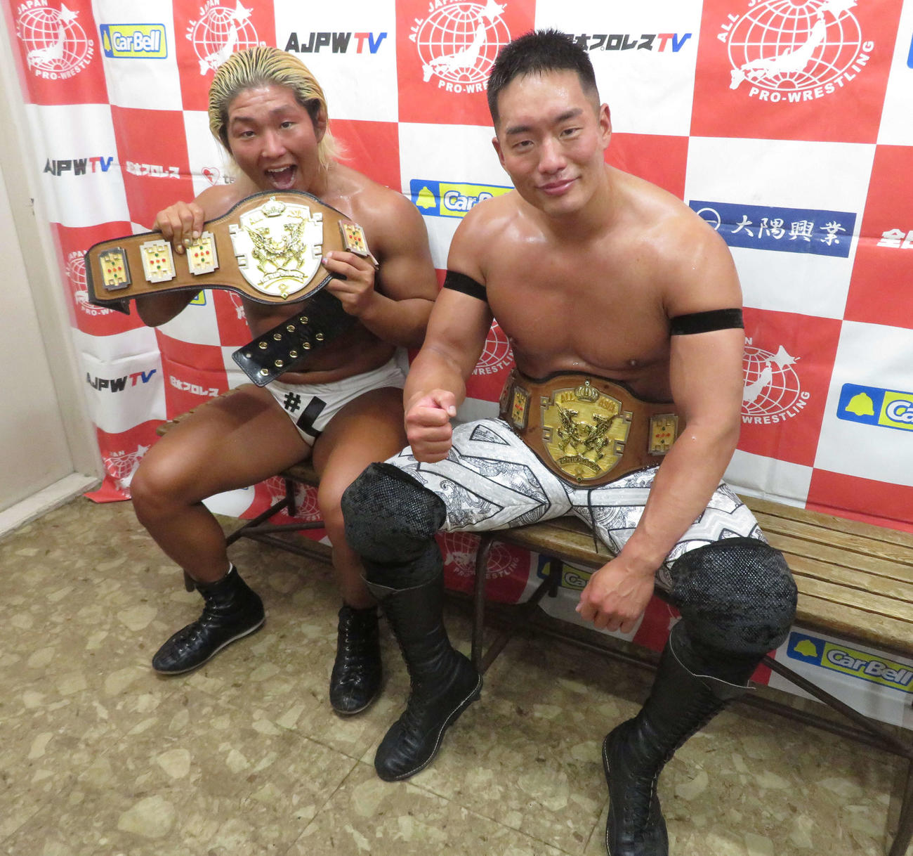 全日本プロレス後楽園大会　アジアタッグ選手権試合で2度目の防衛に成功したエル・リンダマン（左）とT－Hawk（撮影・松熊洋介）
