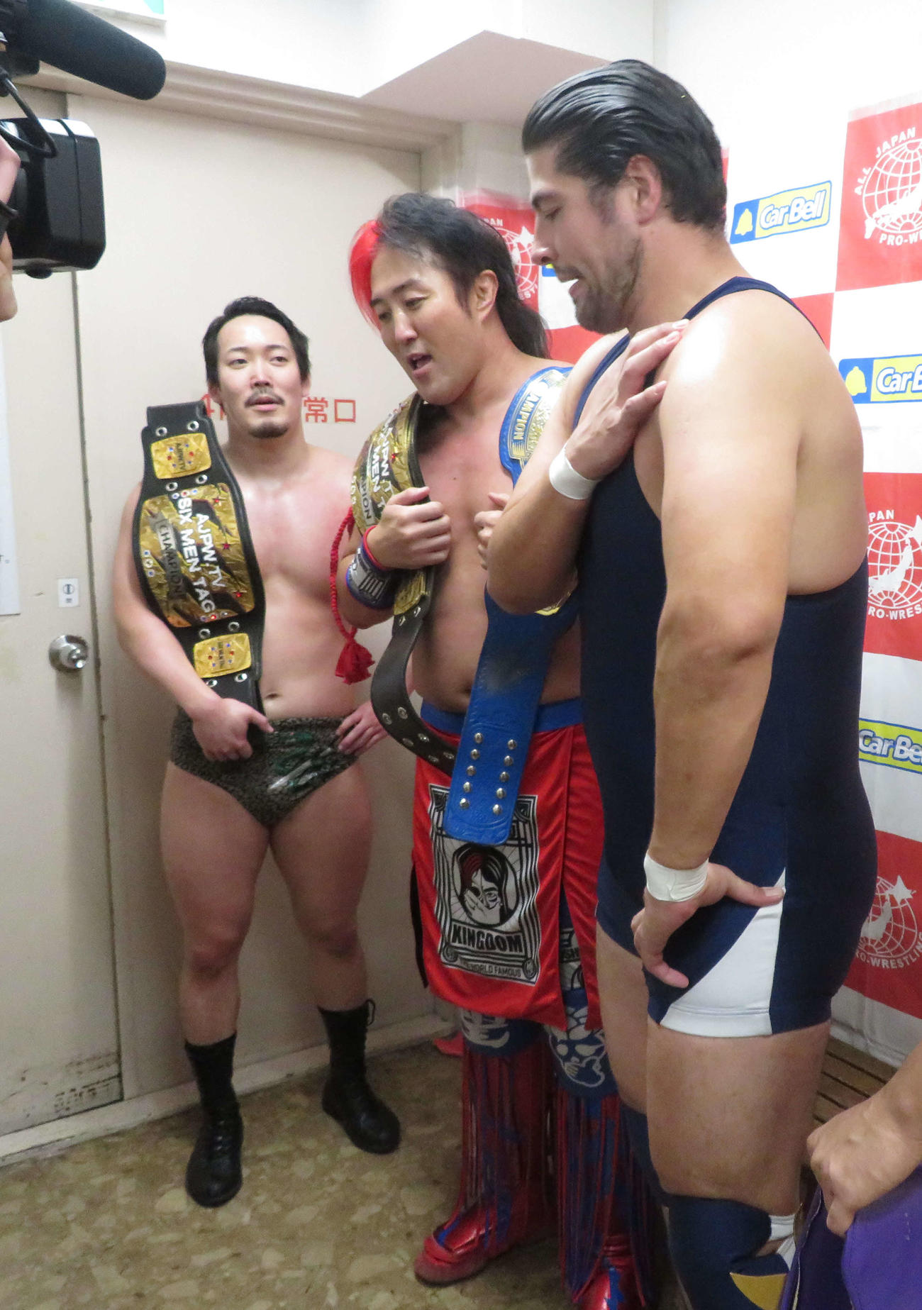 全日本プロレス後楽園大会　悔しい表情でヨシタツ（中央）の話を聞く斉藤レイ（右）。左は立花誠吾（撮影・松熊洋介）