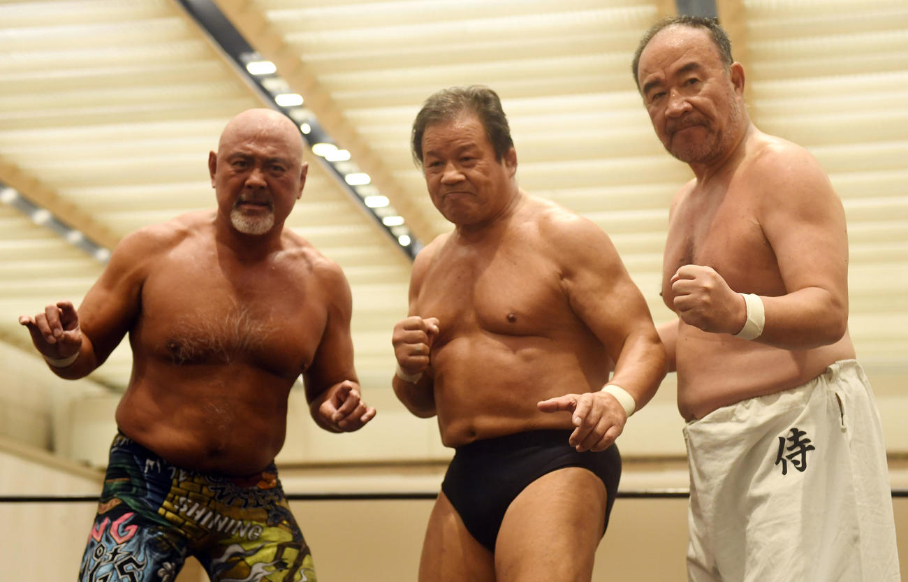3人タッグ戦に勝利しポーズを決める左から武藤、藤波、越中