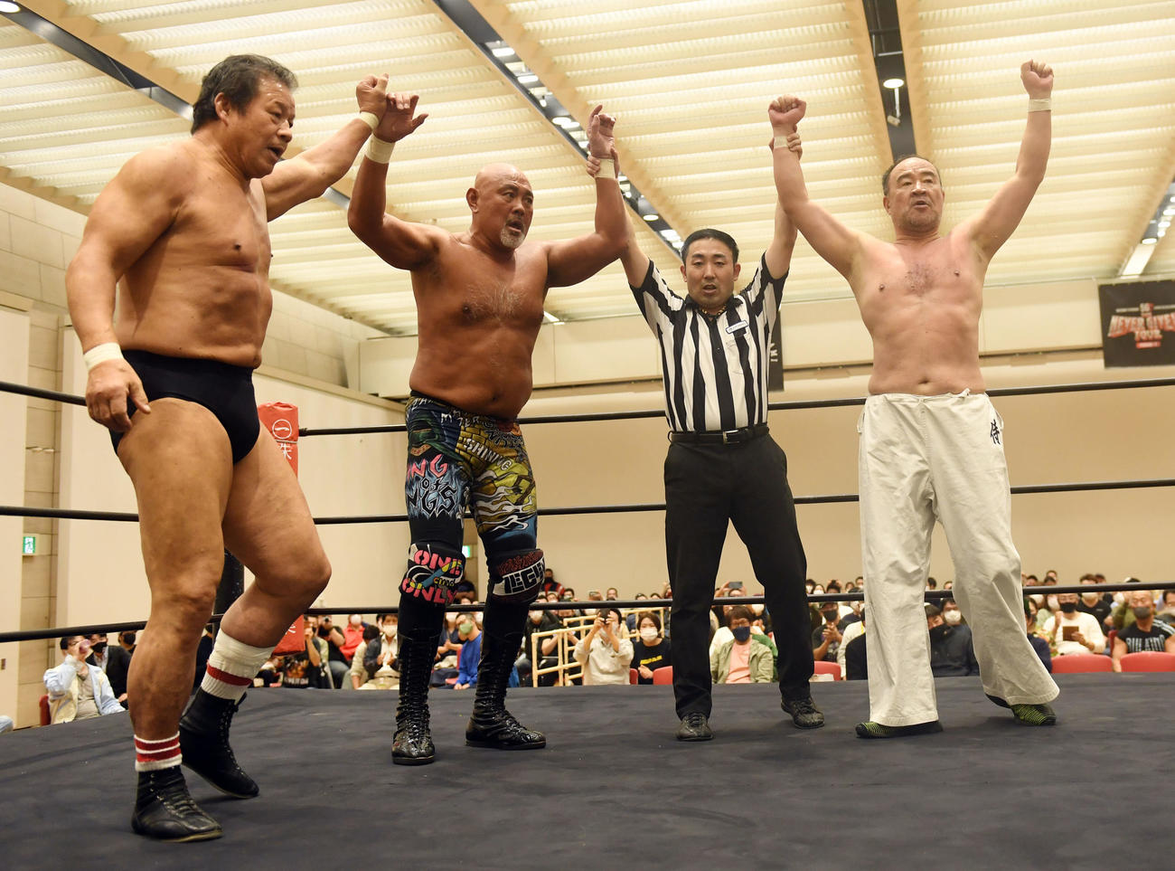 3人タッグ戦に勝利しポーズを決める左から藤波、武藤、1人置いて越中（撮影・和賀正仁）