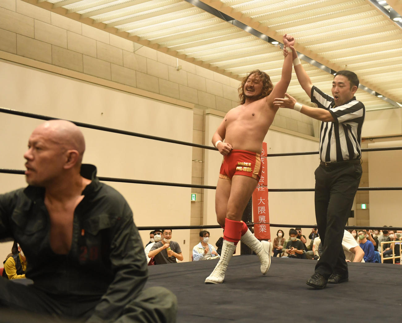 新井健一郎（手前左）に勝利するLEONA（撮影・和賀正仁）