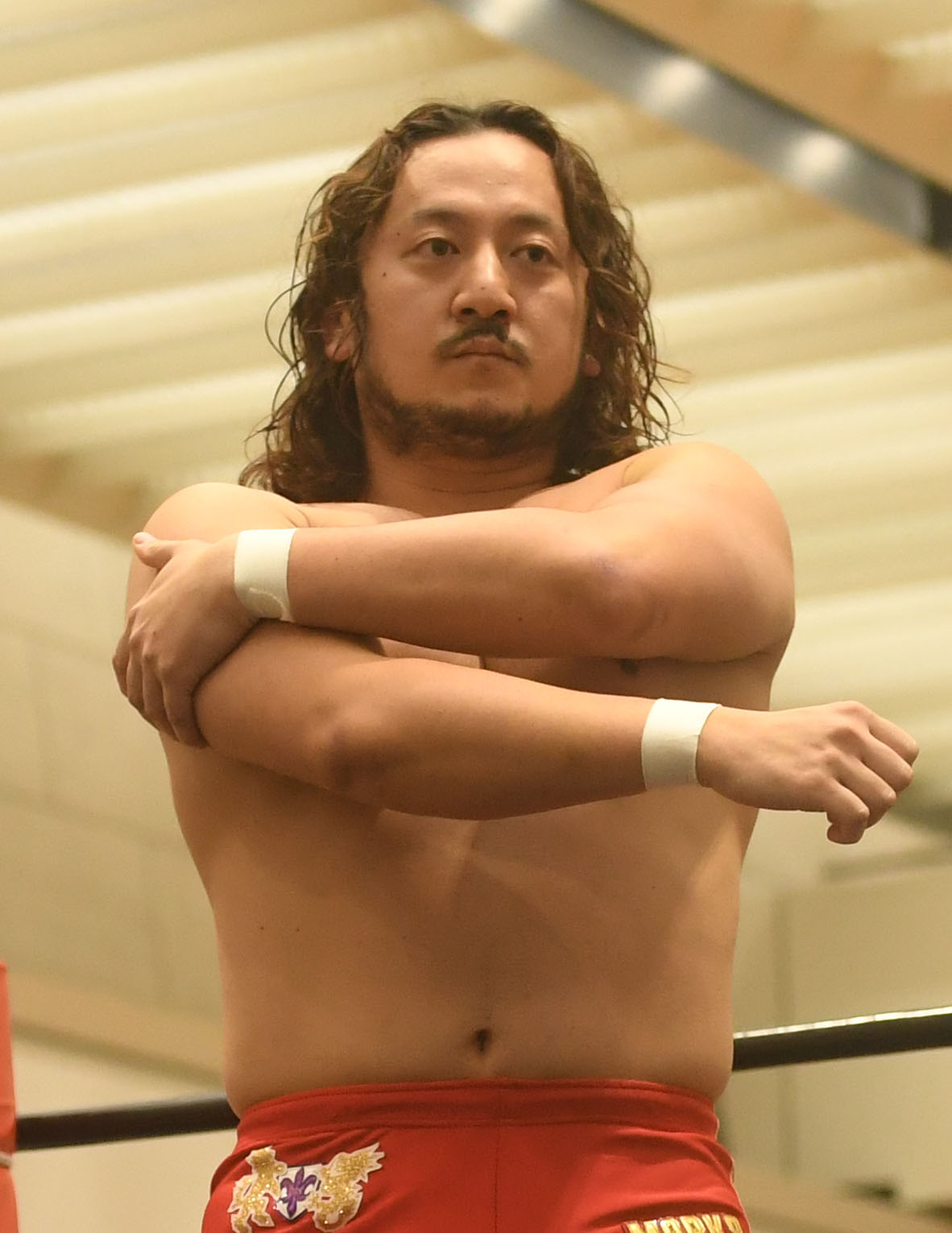藤波辰爾50周年ツアー　　LEONA対新井健一郎　新井健一郎（下）を攻めるLEONA（撮影・和賀正仁）