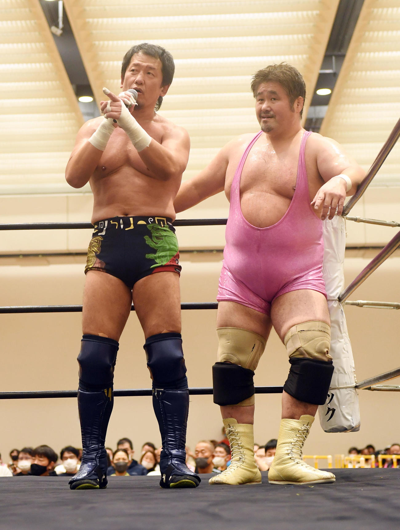 吉江豊（右）から誕生日であることを明かされた金本浩二（撮影・和賀正仁）