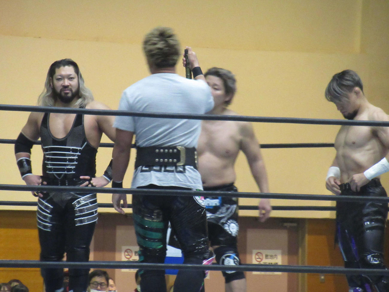 バレットクラブ組と対峙（たいじ）するNEVER無差別級6人タッグ王者のYOSHI－HASHI（手前）（撮影・勝部晃多）