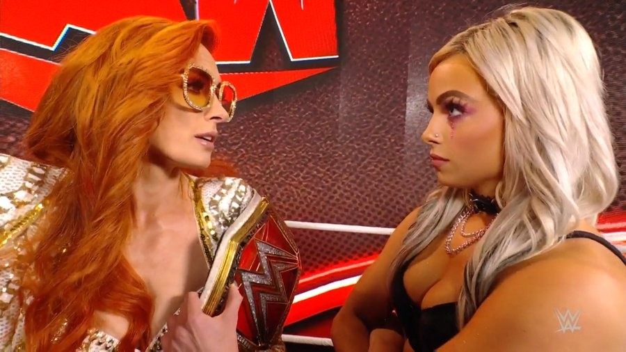 モーガン（右）とにらみ合うロウ女子王者リンチ（Ｃ）2021 WWE, Inc. All Rights Reserved.