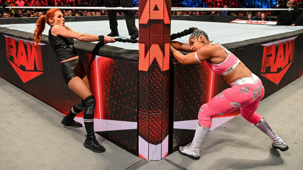 挑戦者ブレア(右）の髪の毛を引っ張るロウ女子王者リンチ（Ｃ）2021 WWE, Inc. All Rights Reserved.