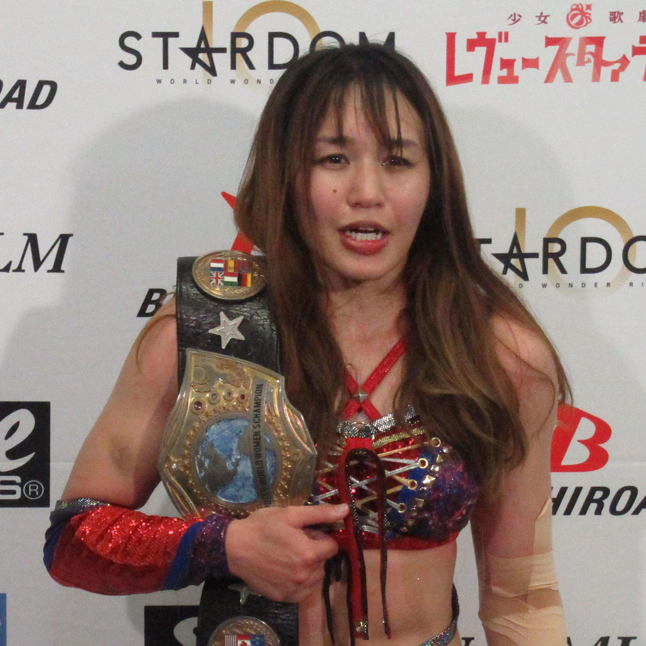 7度目の防衛に成功した朱里はほっとした表情を見せる（撮影・勝部晃多）