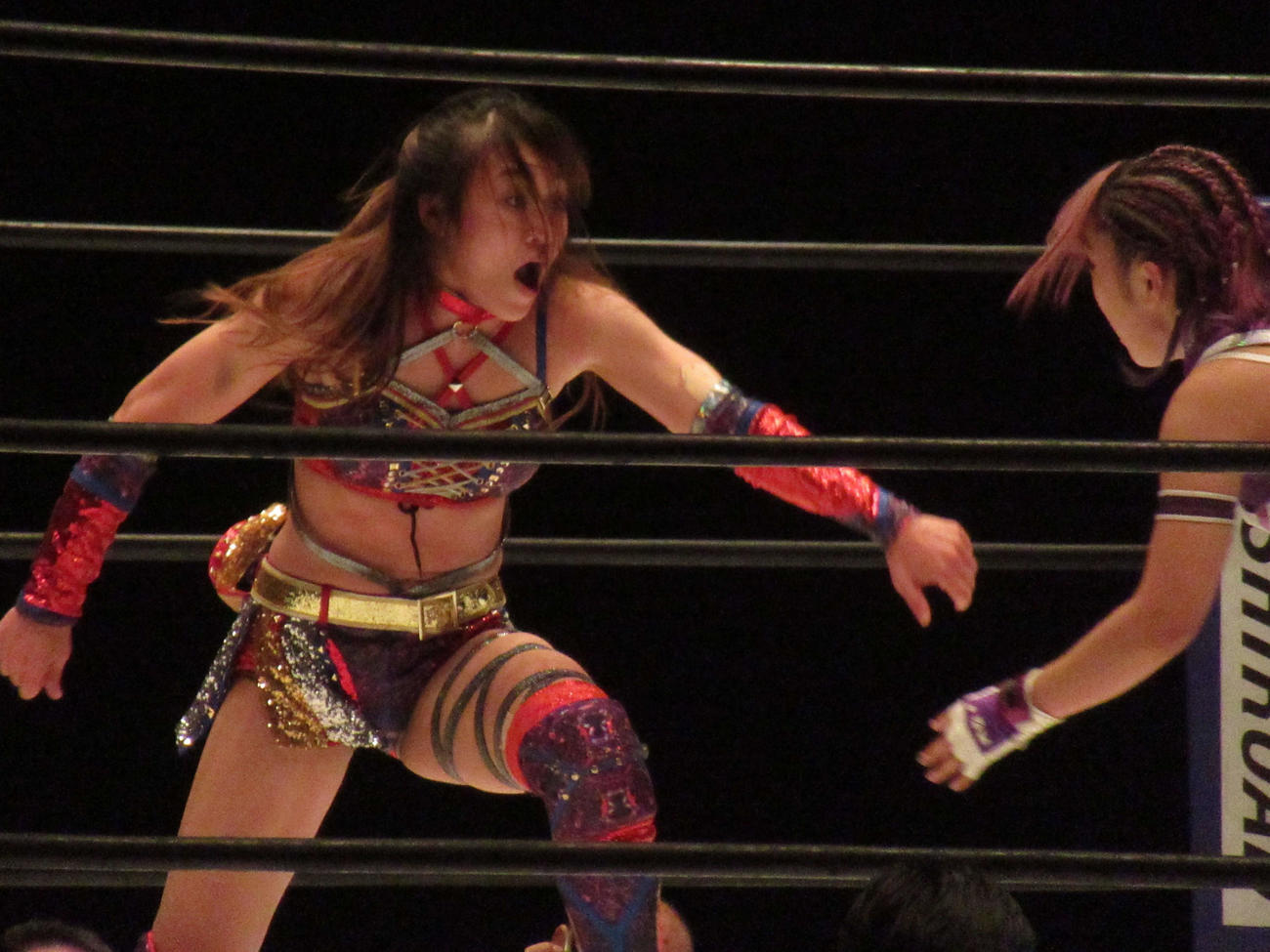 挑戦者AZM（右）に襲いかかる朱里（撮影・勝部晃多）