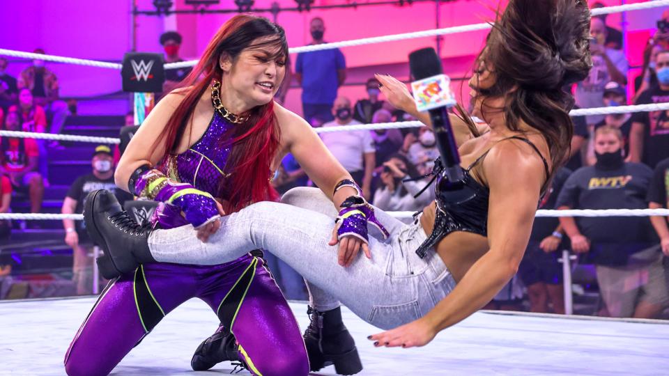 マンディ・ローズ（右）とのリングで遺恨勃発した紫雷イオ（C）2021 WWE, Inc. All Rights Reserved.