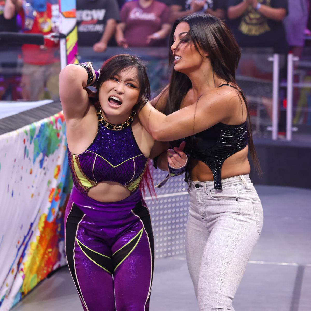 マンディ・ローズ（右）と場外乱闘する紫雷イオ（C）2021 WWE, Inc. All Rights Reserved.