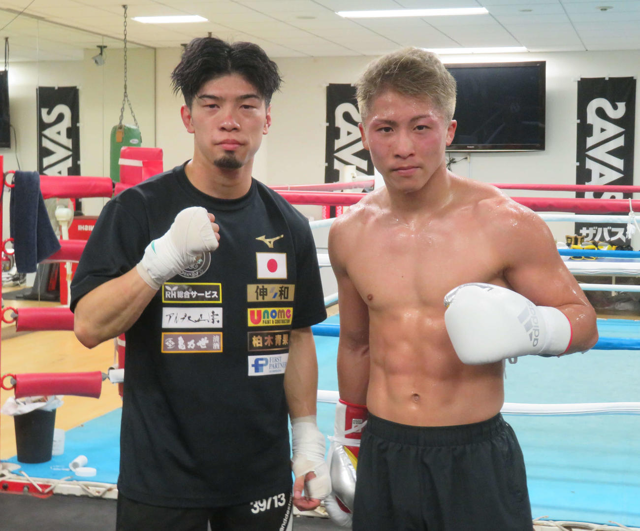 初めてスパーリングで拳を交えたWBAスーパー、IBF世界バンタム級王者井上尚弥（右）と元世界3階級制覇王者田中恒成