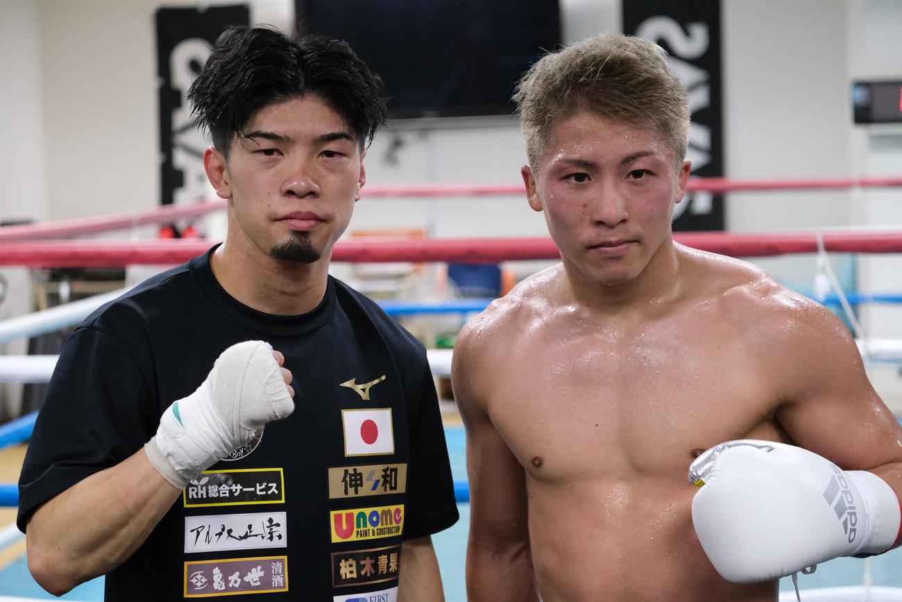 初めてスパーリングで拳を交えたWBAスーパー、IBF世界バンタム級王者井上尚弥（右）と元世界3階級制覇王者田中恒成（代表撮影）