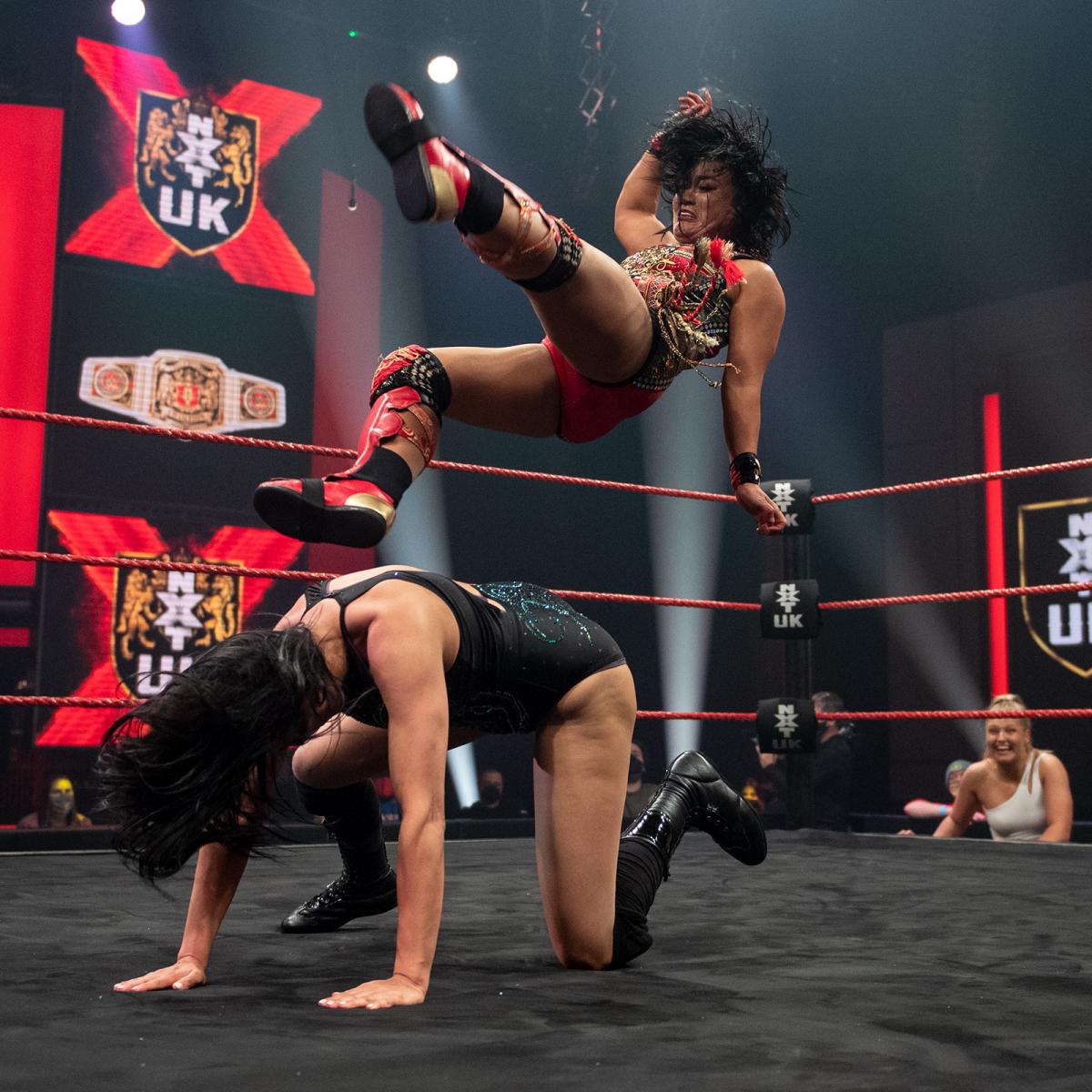 ジニー（下）にスコーピオライジングを狙うNXT UK女子王者里村（Ｃ）2021 WWE, Inc. All Rights Reserved.