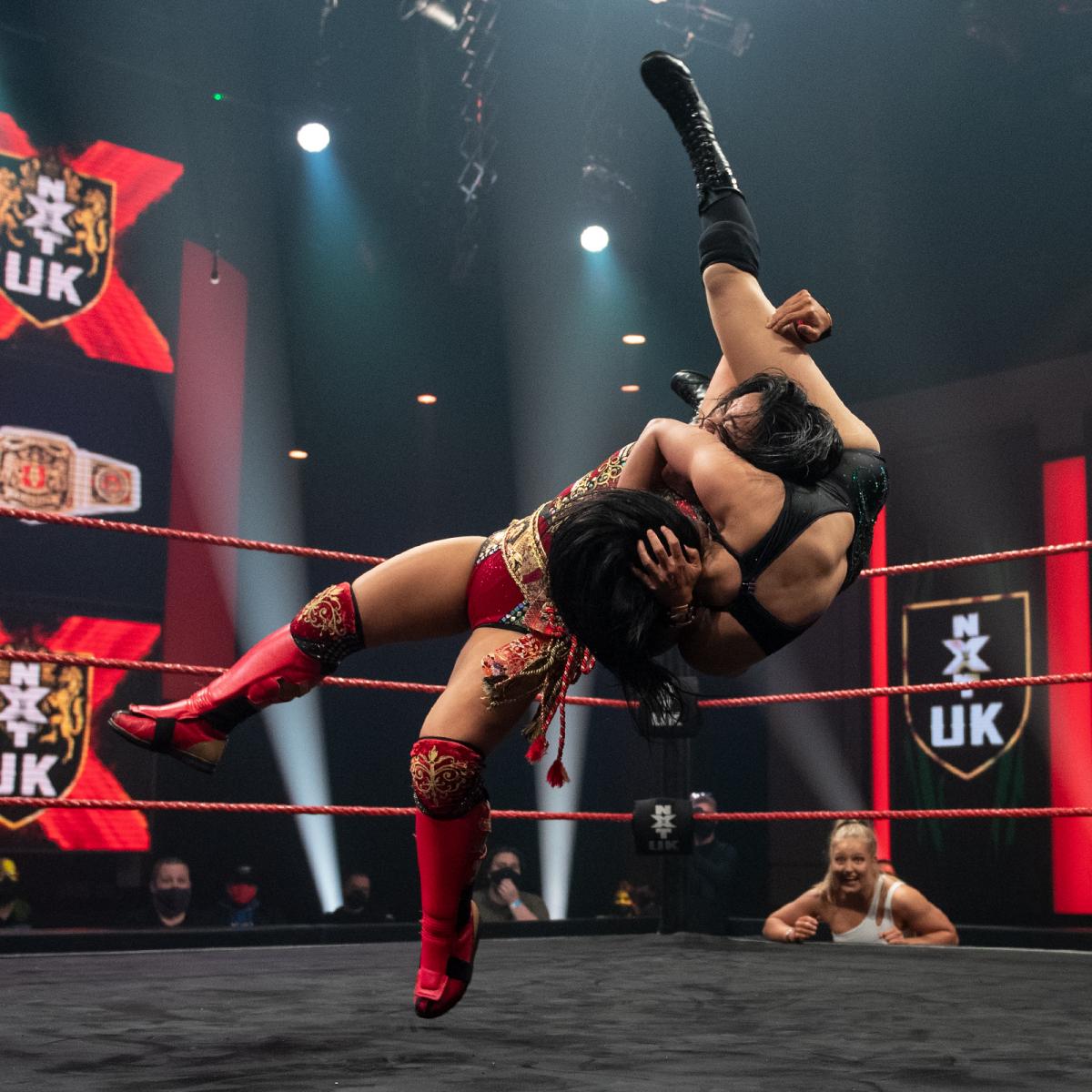 ジニー（右）にデスバレーボムを決めるNXT UK女子王者里村（Ｃ）2021 WWE, Inc. All Rights Reserved.