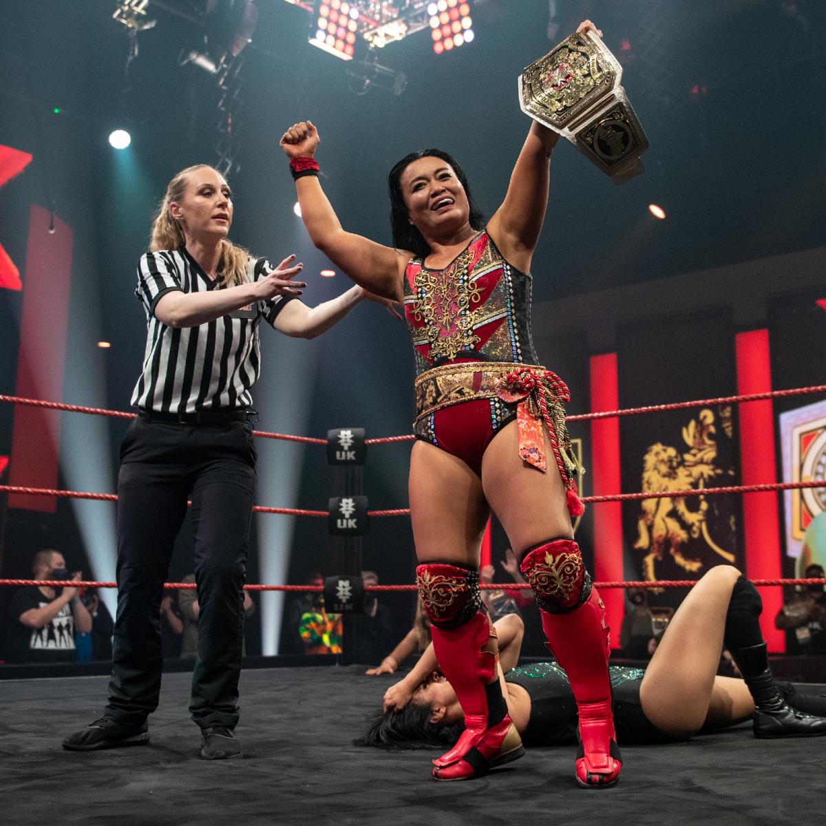 王座防衛に成功し、ベルトを掲げたNXT UK女子王者里村（右）（Ｃ）2021 WWE, Inc. All Rights Reserved.