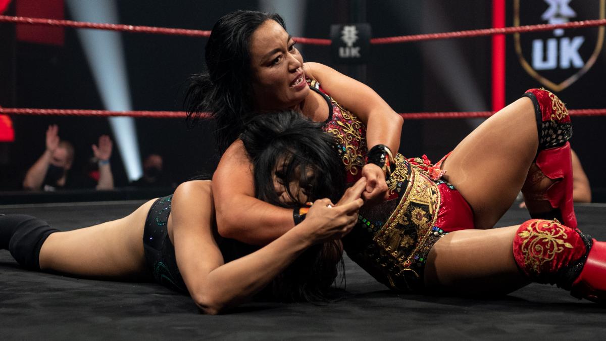 ジニー（左）を顔面絞めで苦しめたNXT UK女子王者里村（Ｃ）2021 WWE, Inc. All Rights Reserved.