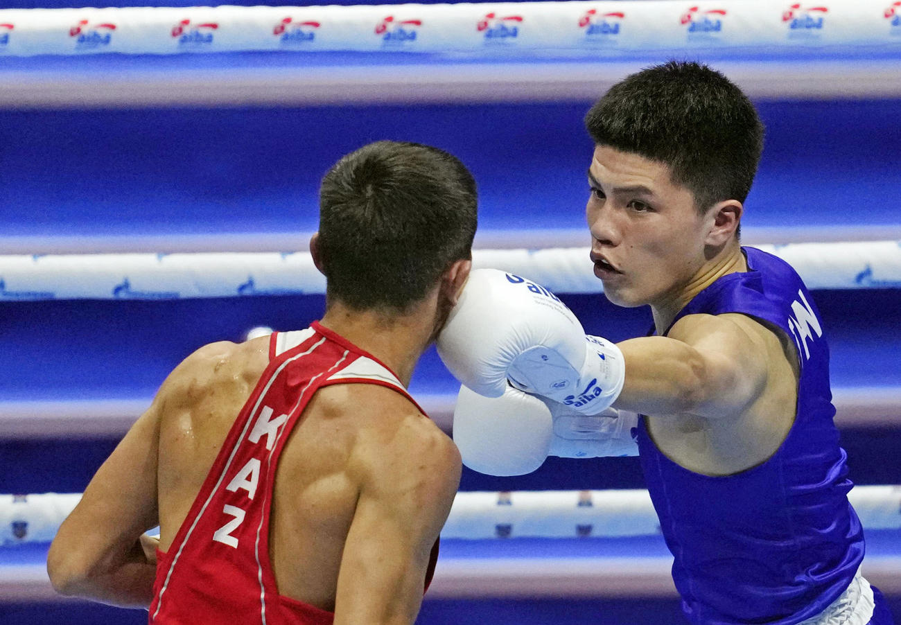 バンタム級決勝で、マフムド・サビルカン（左）を攻める坪井智也（AP＝共同）