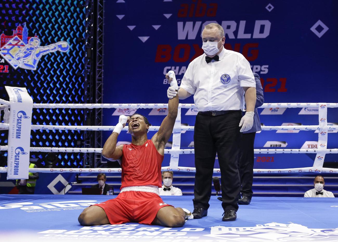 ボクシングの男子世界選手権ウエルター級決勝で判定勝ちし、喜ぶ岡沢セオン（ゲッティ＝共同）
