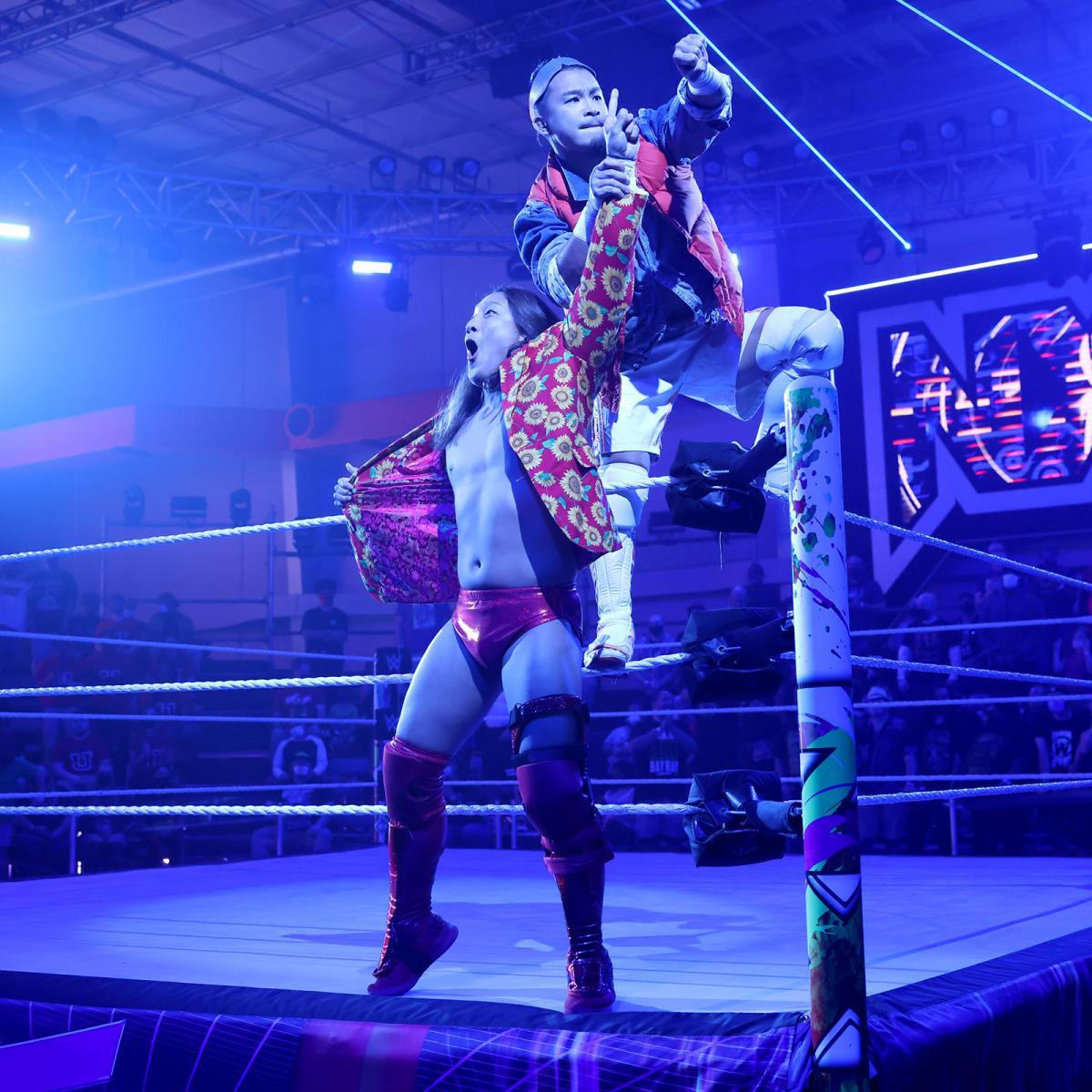 コーナーでポーズを取るユニット「ジャケット・タイム」。左からイケメン、KUSHIDA（Ｃ）2021 WWE, Inc. All Rights Reserved.